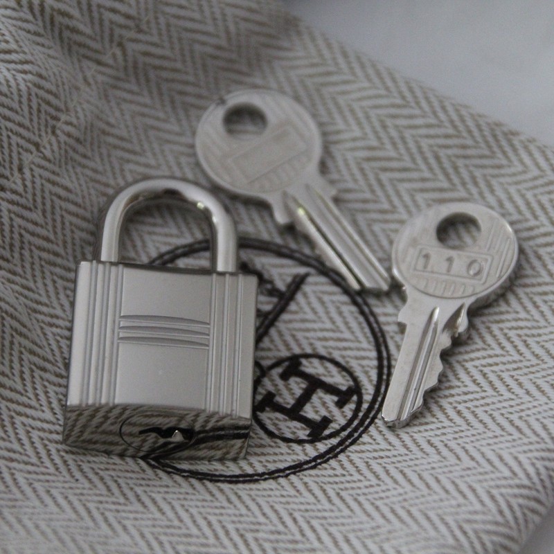 Hermès Classic Cadena Padlock & 2 Matching Keys Set (No. 104 / PHW)